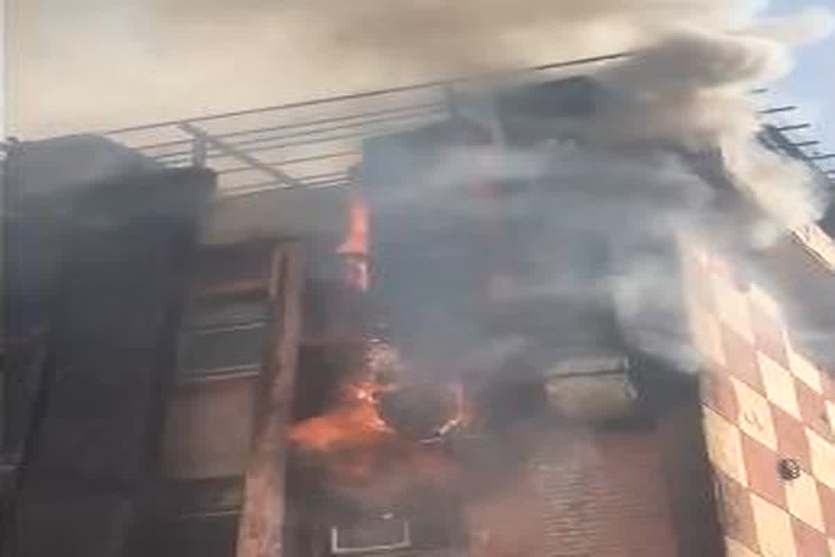 AC Blast In Meerut: मेडिकल कॉलेज में AC फटने से लगी भीषण आग, धू-धू कर जली बिल्डिंग, मंजर देख दहशत में लोग