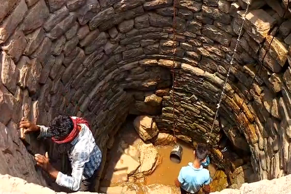Water Crisis: बूंद-बूंद पानी के लिए तरस रहा ये गांव, जान जोखिम में डालकर प्यास बुझाने को मजबूर हुए लोग…