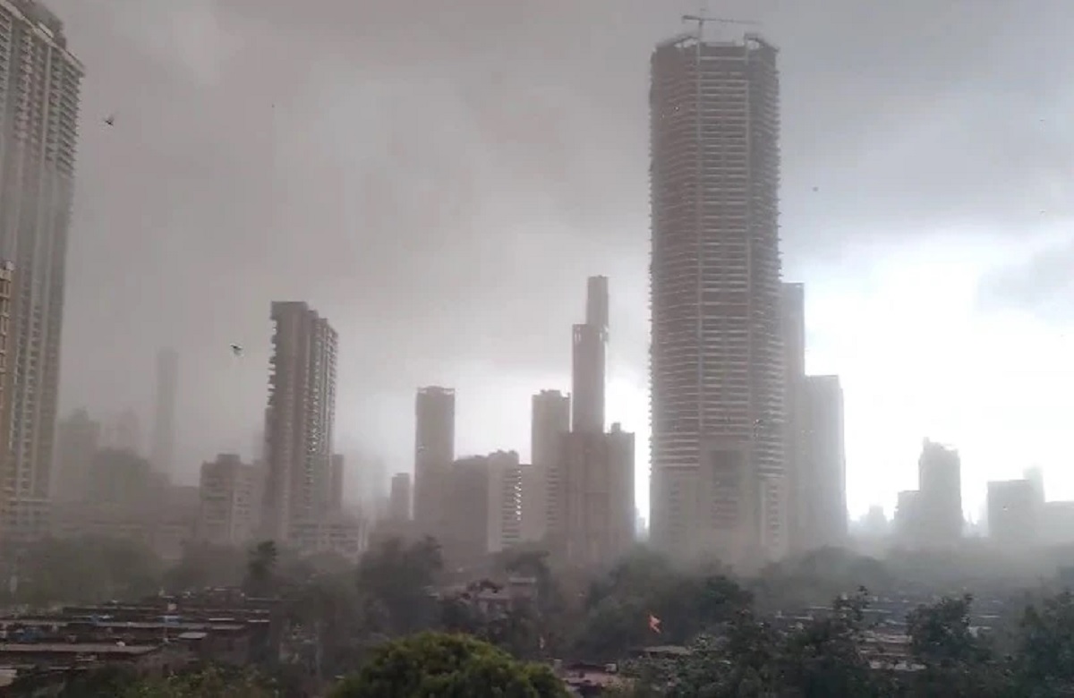 Heavy Rain: धूल के गुबार में फंसी आर्थिक राजधानी, प्री-मानसून बारिश से शहर के कई हिस्सों में तबाही