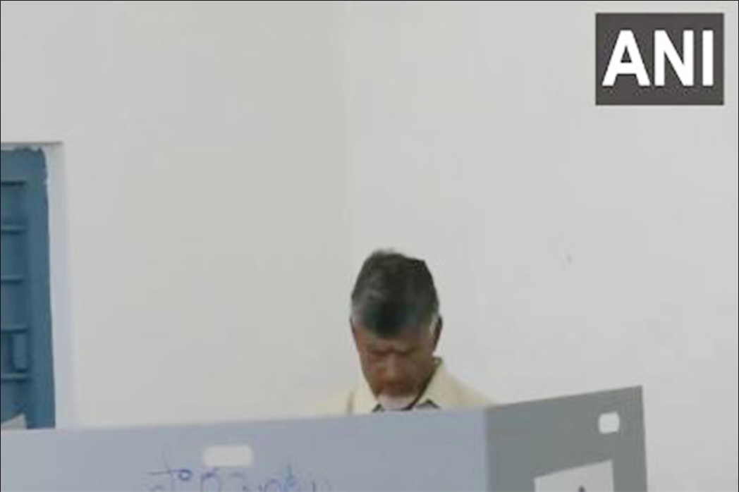 N Chandrababu Naidu Cast His Vote : आंध्रप्रदेश पूर्व सीएम एन चंद्रबाबू नायडू ने किया मतदान, लोकसभा और विधानसभा चुनाव के लिए एक साथ हो रही वोटिंग
