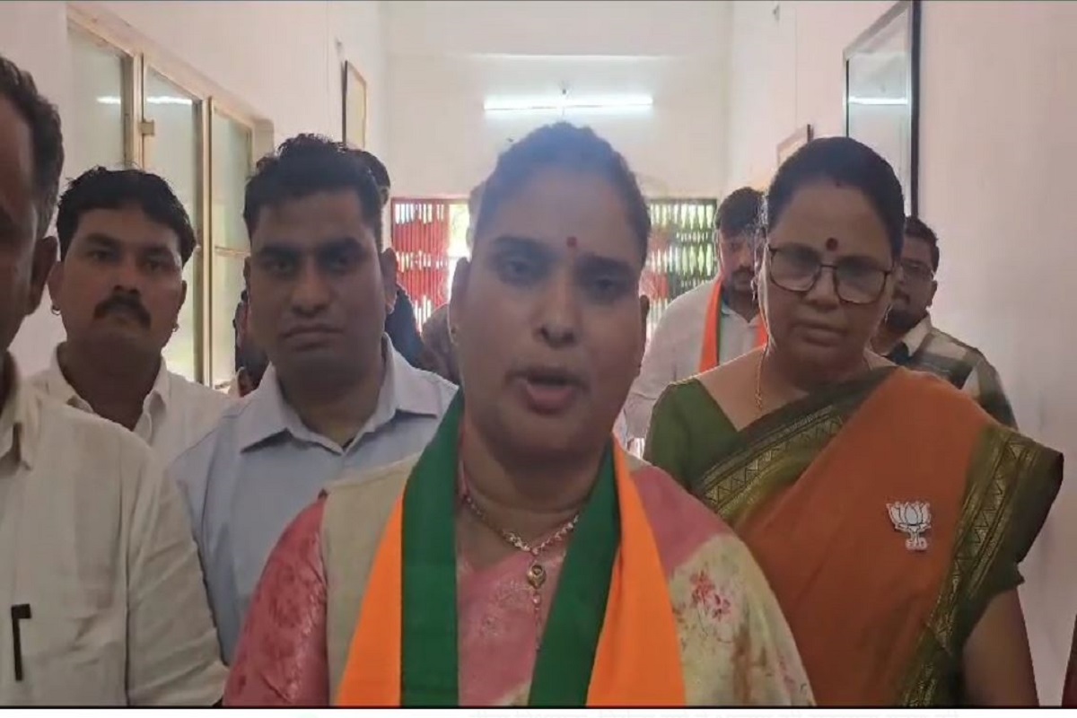 Congress MLA Nirmala Sapre joins BJP