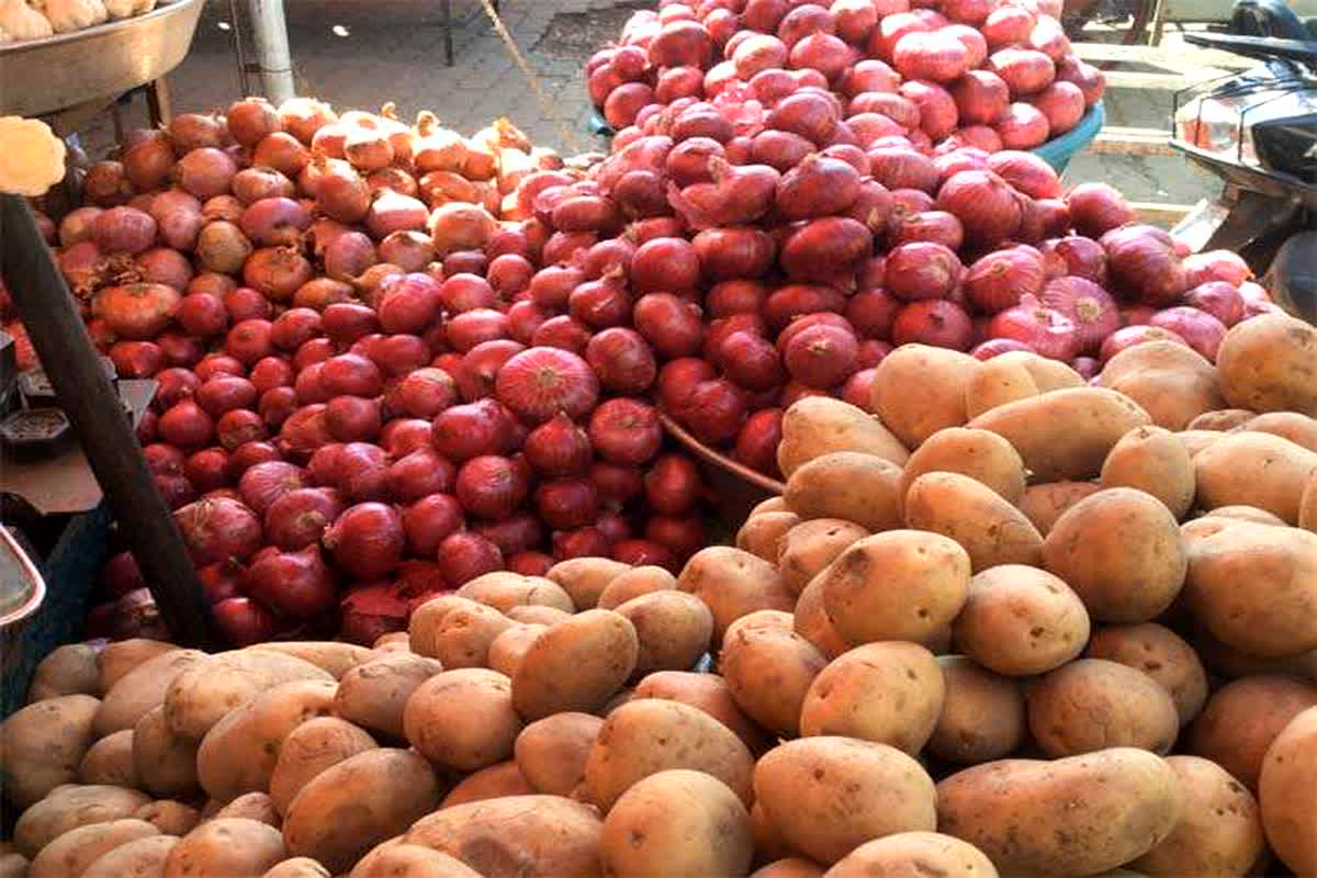 Onion-Potato Price: महंगाई का झटका! आलू-प्याज की कीमतों में हुआ इजाफा, जानें कितना बढ़ा भाव…
