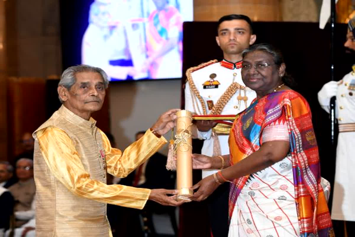 Padma Shri Award 2024: पद्मश्री पुरस्कार से नवाजे गए कत्थक नर्तक रामलाल बरेठ, राष्ट्रपति द्रौपदी मुर्मू ने किया सम्मानित