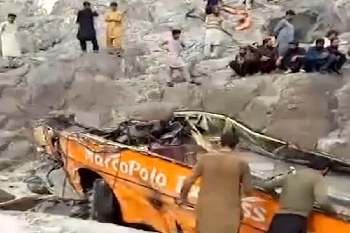 Pakistan Bus Accident: गहरी खाई में गिरी यात्रियों से भरी बस, हादसे में 20 लोगों की दर्दनाक मौत, जांच में जुटी पुलिस