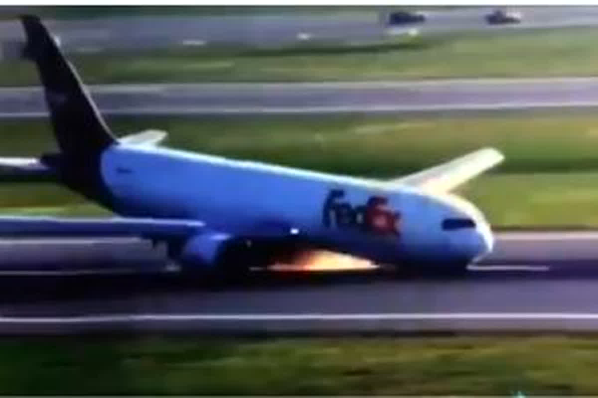 FedEx Cargo Plane Landing Video : बिना पहिए के करवानी पड़ी बोइंग विमान की लैंडिंग, वीडियो देख आप भी हो जाएंगे हैरान