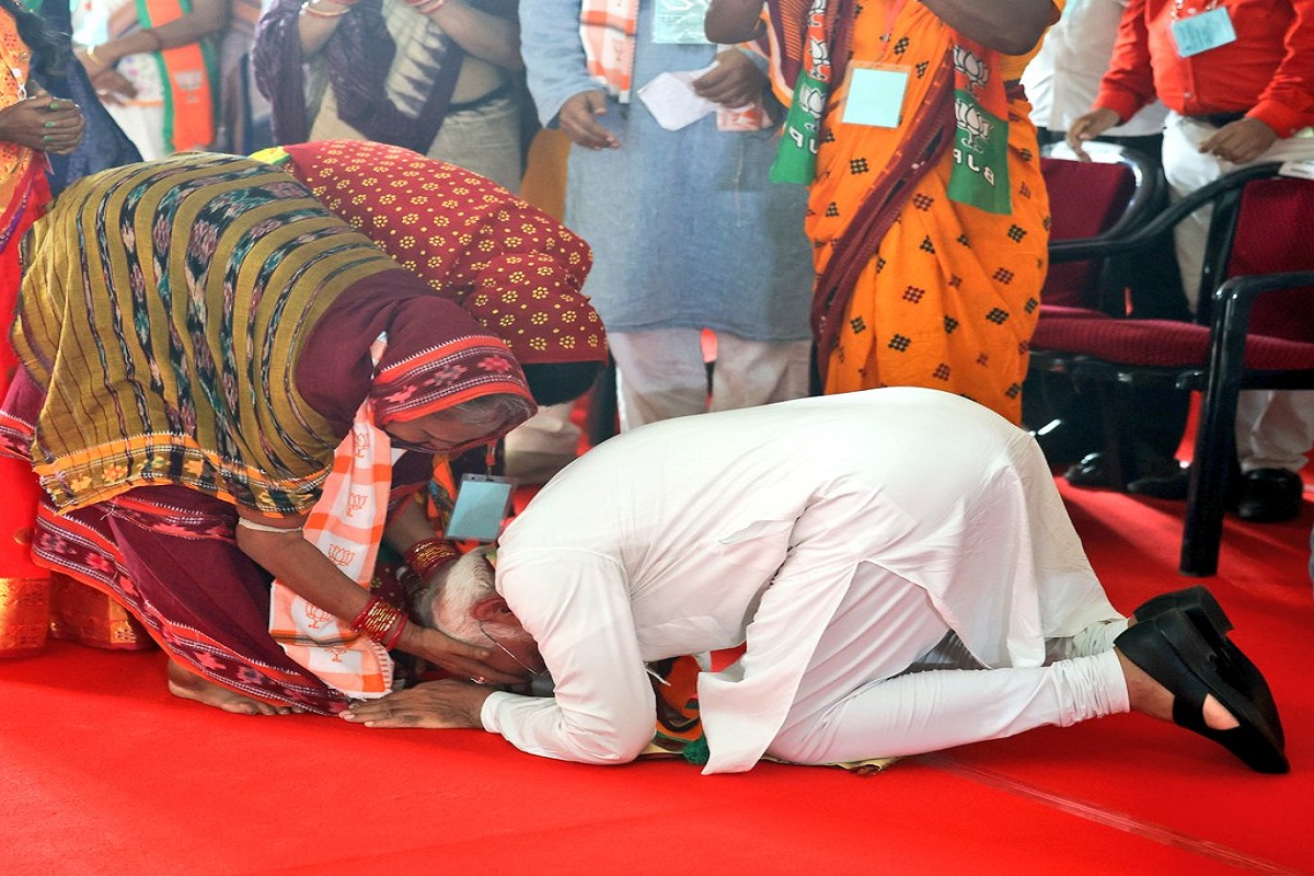 Lok Sabha Eletion 2024: अंतिम चरण के मतदान से पहले पीएम मोदी का दिखा अनोखा अंदाज,  रैली के दौरान बुजुर्ग महिला के पैर छुकर लिया आशीर्वाद