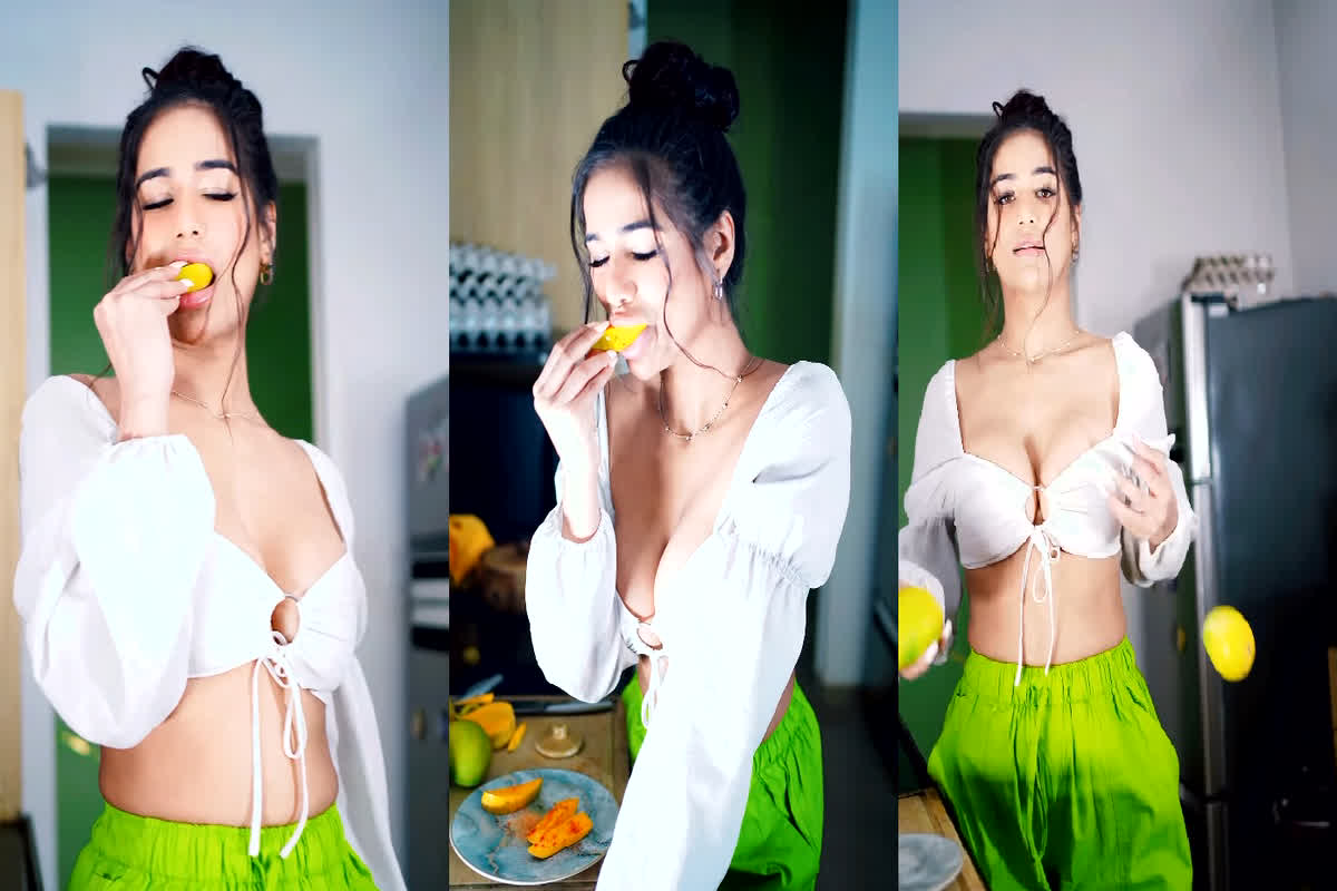 Hot Sexy Video: गर्मियों में आम का मजा ले रही हैं पूनम पांडे, वीडियो शेयर कर दिखाया कातिलाना अंदाज…