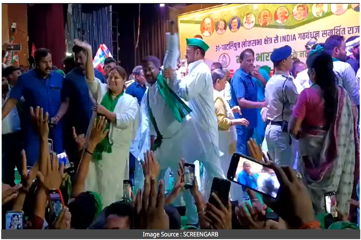 तेजप्रताप यादव ने राजद नेता को मंच पर धकेला, धड़ाम से गिरा नीचे, इधर हाथ हिलाती रहीं राबड़ी और मीसा