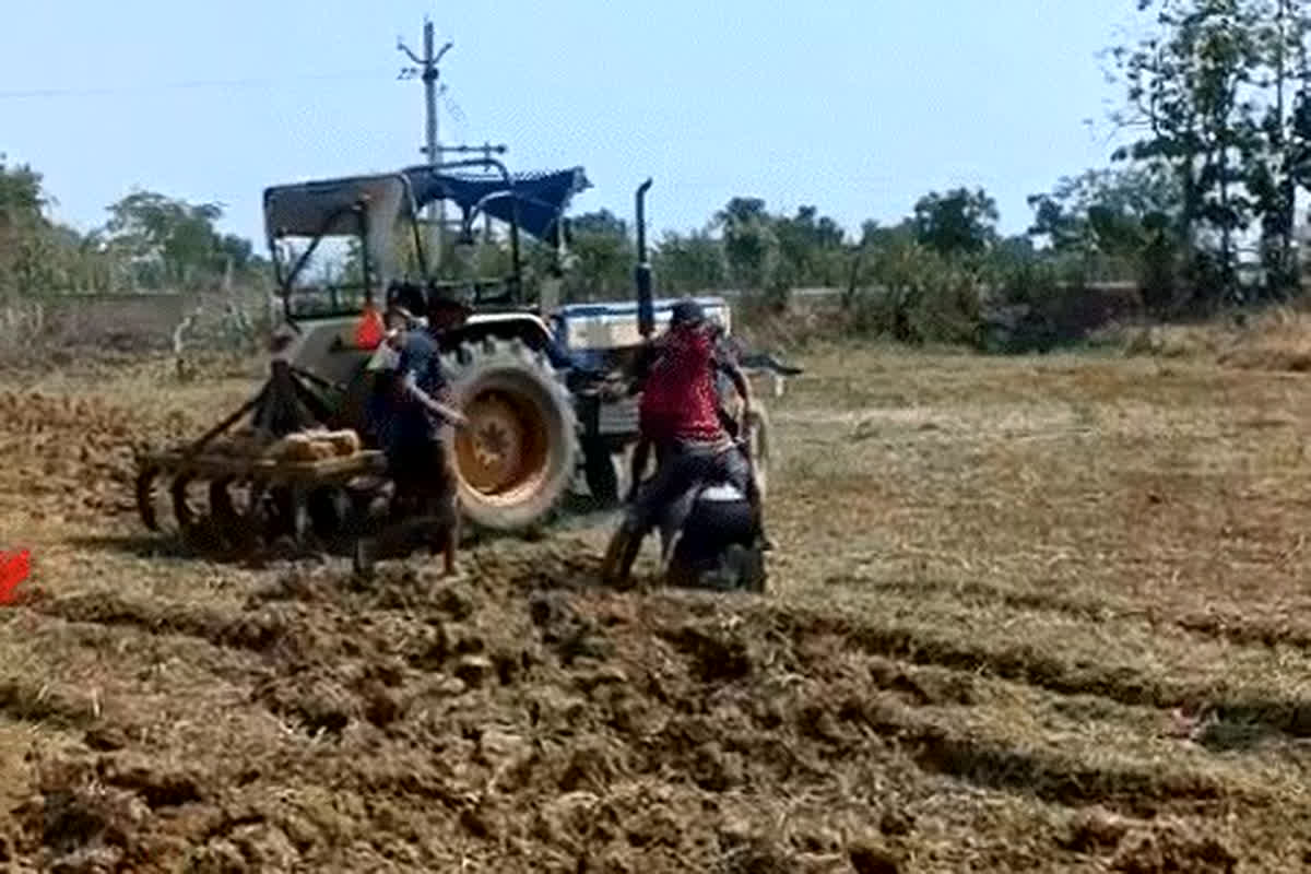 Bilaspur News: कोटवार ने आदिवासी महिलाओं पर चढ़ाया ट्रैक्टर, जमीनी विवाद को लेकर जमकर हुई मारपीट…