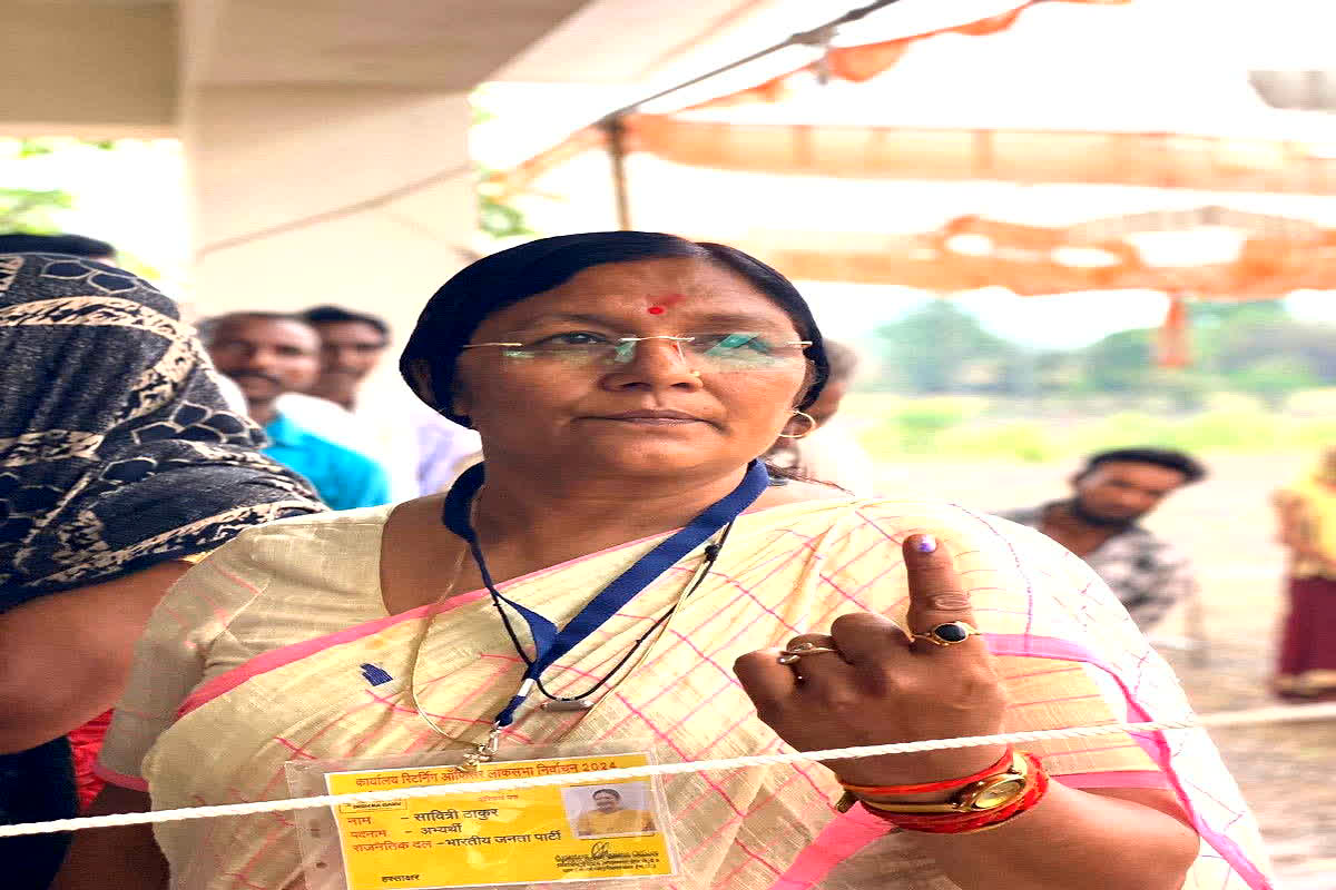 Lok Sabha Election 2024 Voting Live Update: भाजपा प्रत्याशी सावित्री ठाकुर ने किया मतदान, लोकतंत्र के महापर्व में निभाई सहभागिता
