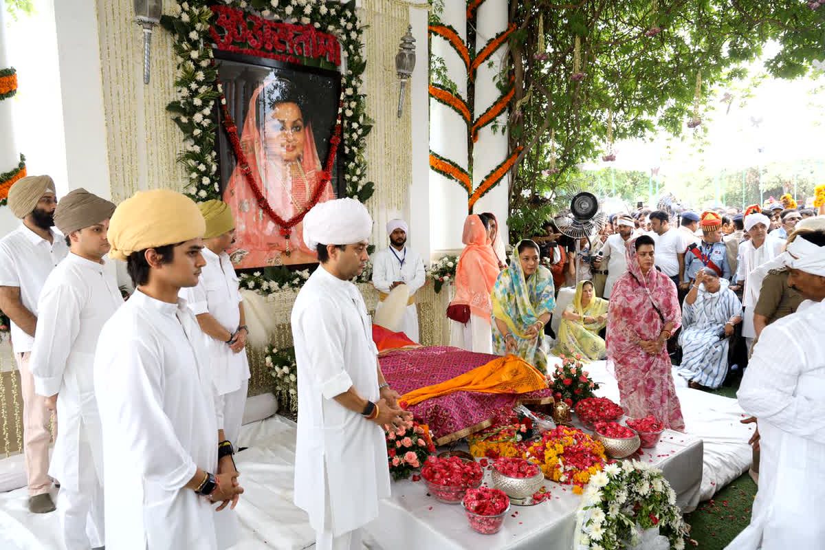 Madhavi Raje Scindia Death: माधवी राजे सिंधिया के अंतिम दर्शन के लिए उमड़ी भीड़, देशभर से लोग हो रहे शामिल