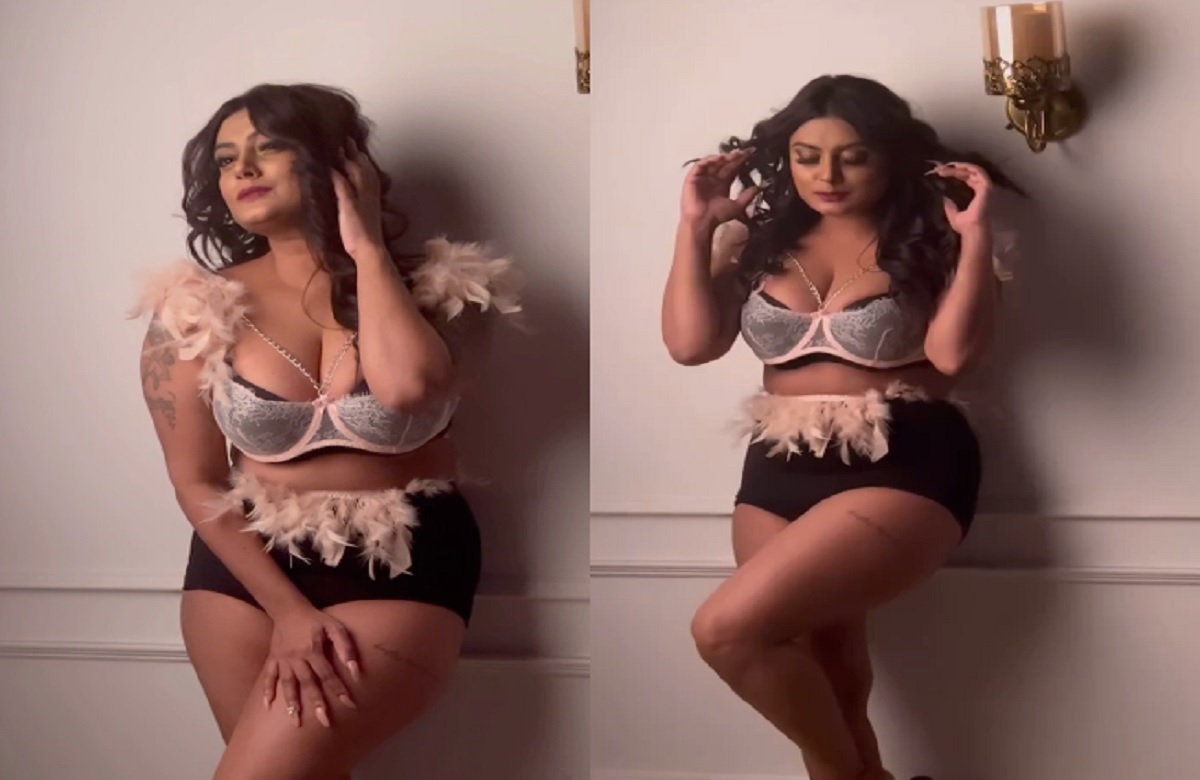 Hindi Sexy Video: कैमरे के सामने हॉट ड्रेस में नजर आई देसी भाभी, सेक्सी वीडियो ने सोशल मीडिया पर मचाया बवाल