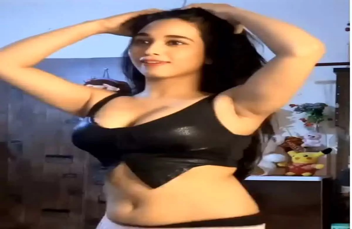 Desi Sexy Video: कैमरे के सामने देसी भाभी ने दिखाई सेक्सी अदाएं, हॉट ब्रा में बनाया ऐसा वीडियो, अब सोशल मीडिया पर हुआ वायरल