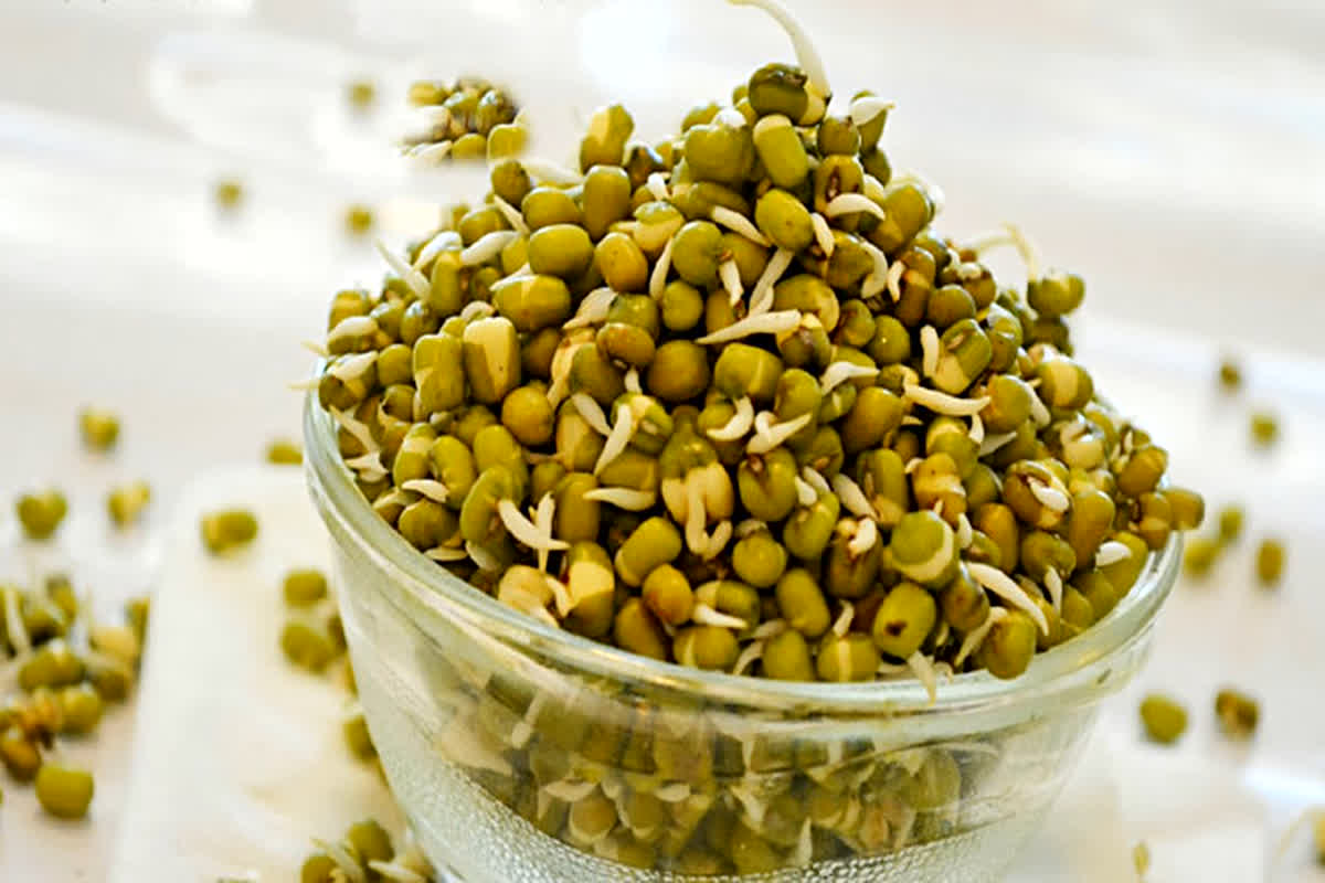 Benefits Of Moong Sprouts: विटामिन से भरपूर है हरी अंकुरित मूंग, मिलते हैं ये जबरदस्त फायदे