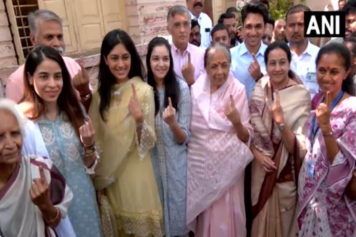 Lok Sabha Election 2024 Voting Live Update: NCP-SCP उम्मीदवार सुप्रिया सुले ने परिवार के साथ किया मतदान