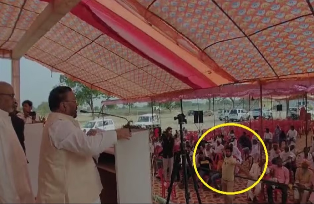 Swami Prasad Maurya: मंच पर भाषण के दौरान स्वामी प्रसाद मौर्य पर हमला, सभा के दौरान युवक ने फेंका जूता, वीडियो हुआ वायरल