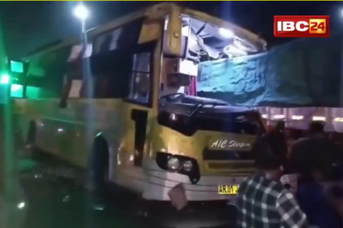 Tamil Nadu Road Accident: लॉरी से टकराई अनियंत्रित बस, हादसे में 4 लोगों की दर्दनाक मौत, 15 से ज्यादा लोग घायल