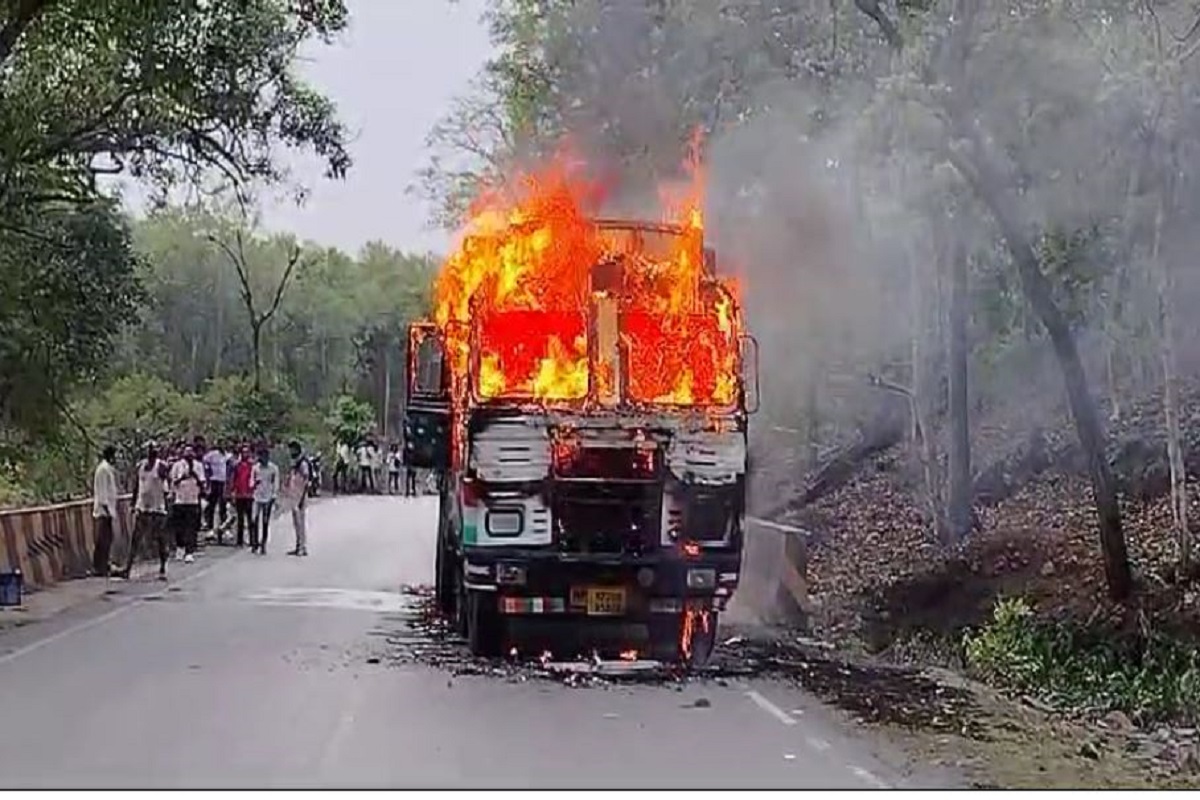 गर्मी के साइड इफ्केट! रायपुर में AC फटने से घर में लगी आग, कवर्धा में बीच सड़क धू-धूकर जला ट्रक