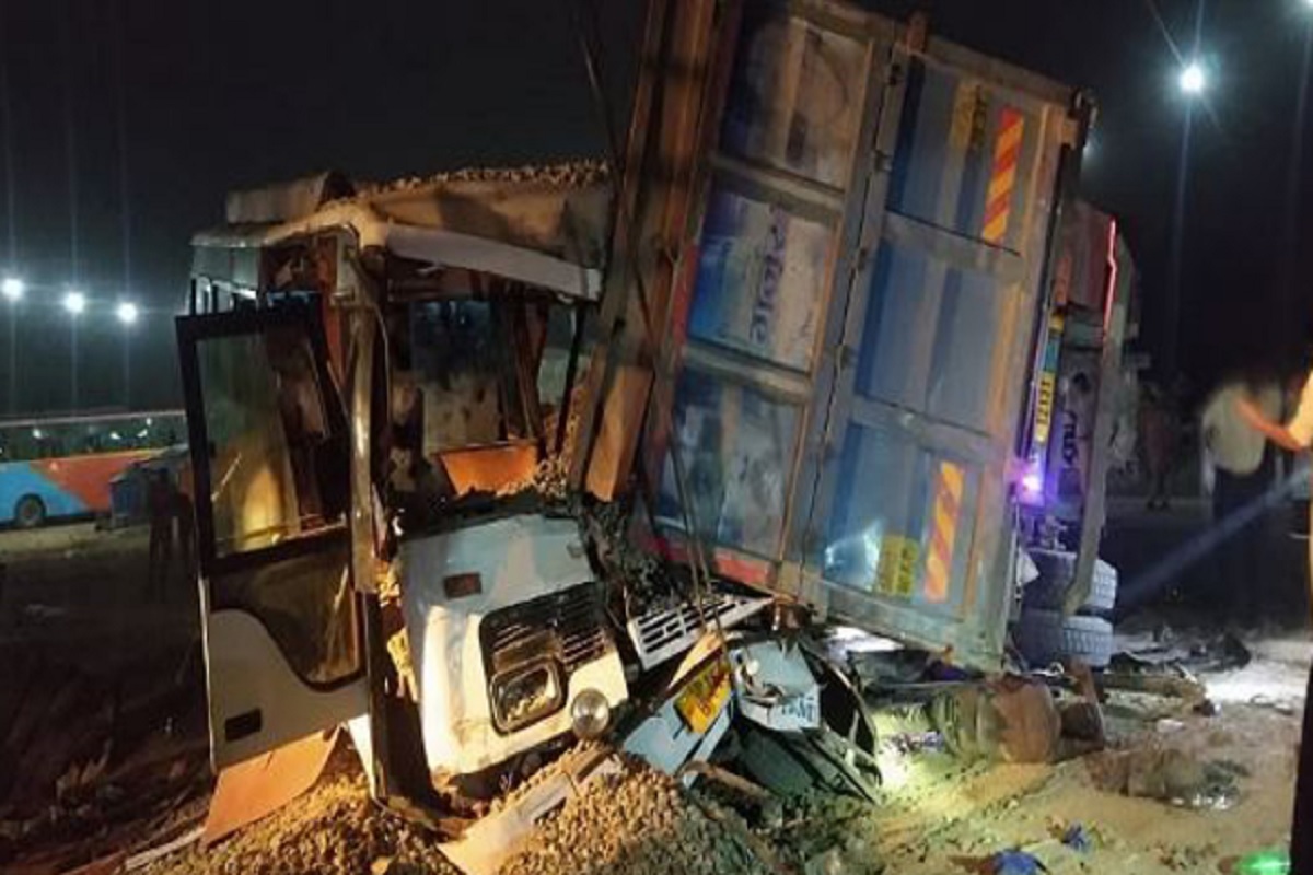 UP Road Accident: भीषण सड़क हादसा… श्रद्धालुओं से भरी बस पर पलटा ट्रक, हादसे में 11 की मौत, 10 घायल