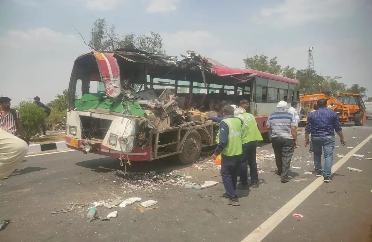Road Accident: फिर खून से लाल हुई सड़क, बस और ट्रक के बीच जबरदस्त टक्कर, मौके पर ही थम गई चार की जिंदगी, मची चीख पुकार
