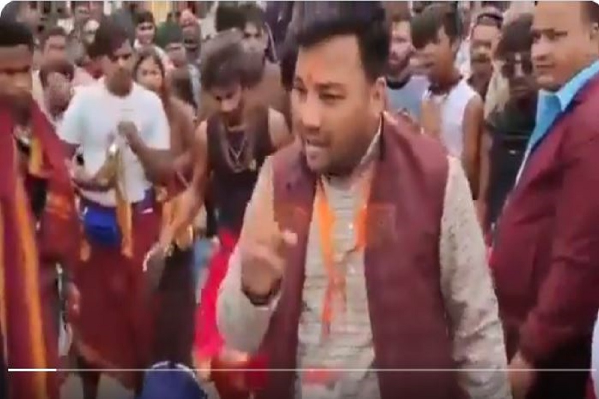 Video: केदारनाथ में रील्स मेकर्स का आतंक! मंदिर कमेटी के सदस्य ने ढोल मंजीरा छीन कर फेंका