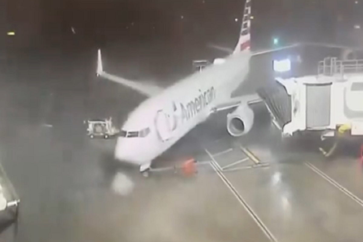 Tornadoes In America: बवंडर का कहर… तेज हवाओं ने फ्लाइट को धकेला, गेट से दूर निकला विमान, सामने आया वीडियो