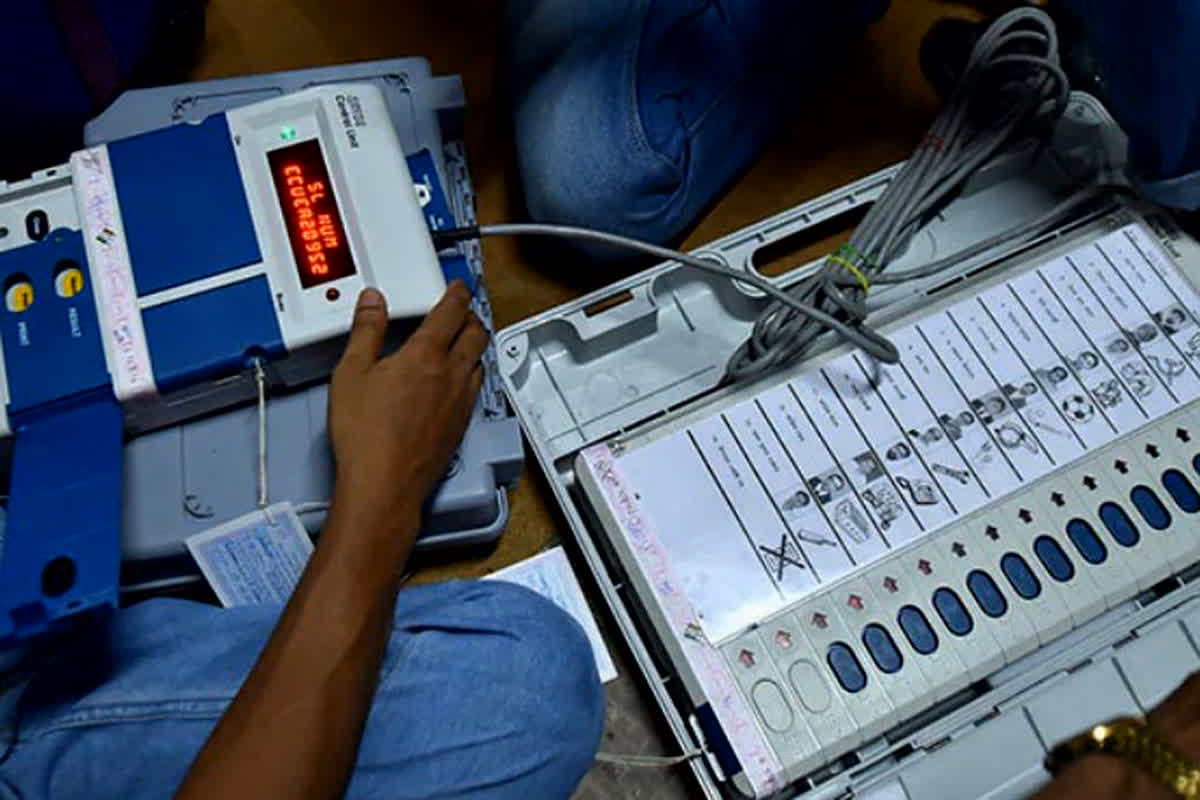 MP Lok Sabha Election 2024: वोटिंग के दौरान महू में EVM खराब, कांग्रेस कार्यकर्ताओं ने किया विवाद, तकरीबन आधे घंटे तक बंद रही वोटिंग मशीन