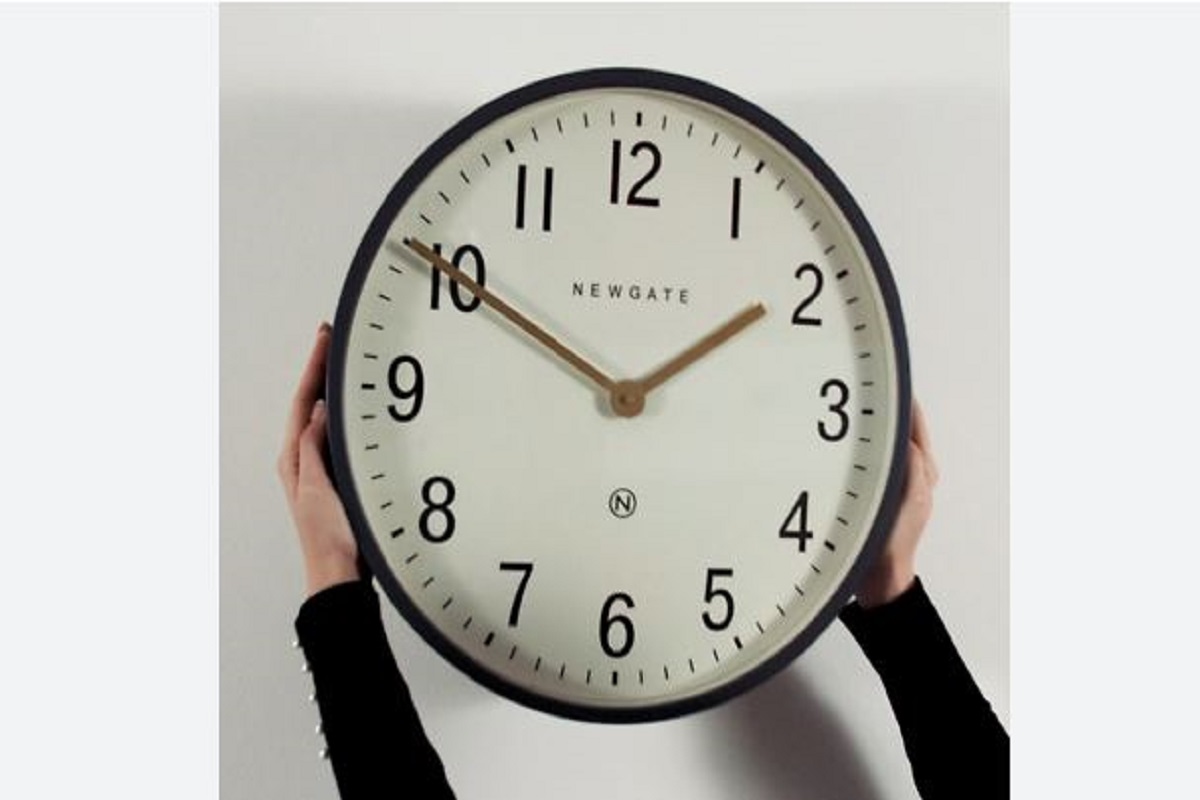 Vastu Tips For Wall Clock : घर की दीवाल घड़ी ला सकती है तंगहाली और बुरा वक्त, जानें किस दिशा में लगाना है शुभ