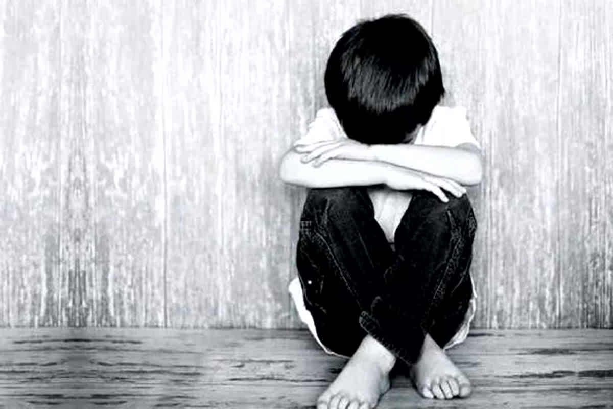 Crime News: पांच साल के मासूम बच्चे के साथ कुकर्म, पड़ोस में रहने वाले नाबालिग ने वारदात को दिया अंजाम…