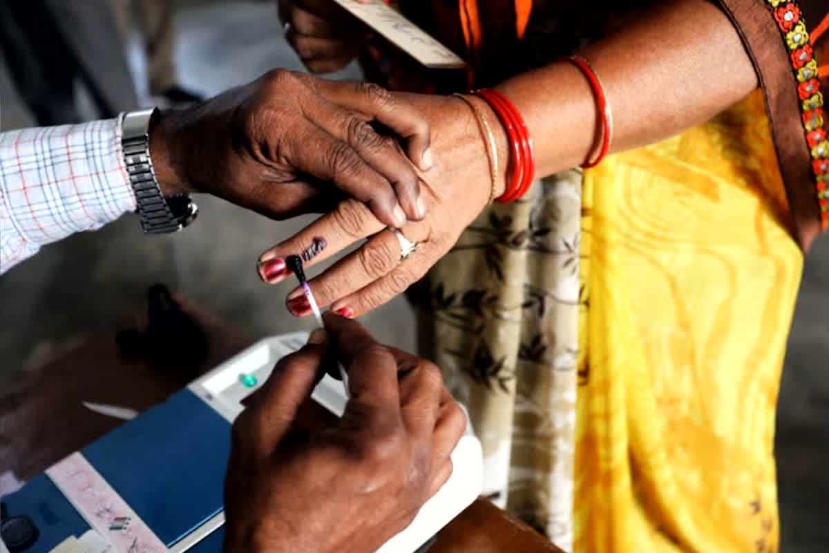 Delhi Lok Sabha Elections 2024: महिला मतदाताओं के लिए खास ऑफर, वोट की स्याही लगी उंगली दिखाने पर ब्यूटी पार्लर में मिलेगी बंपर छूट