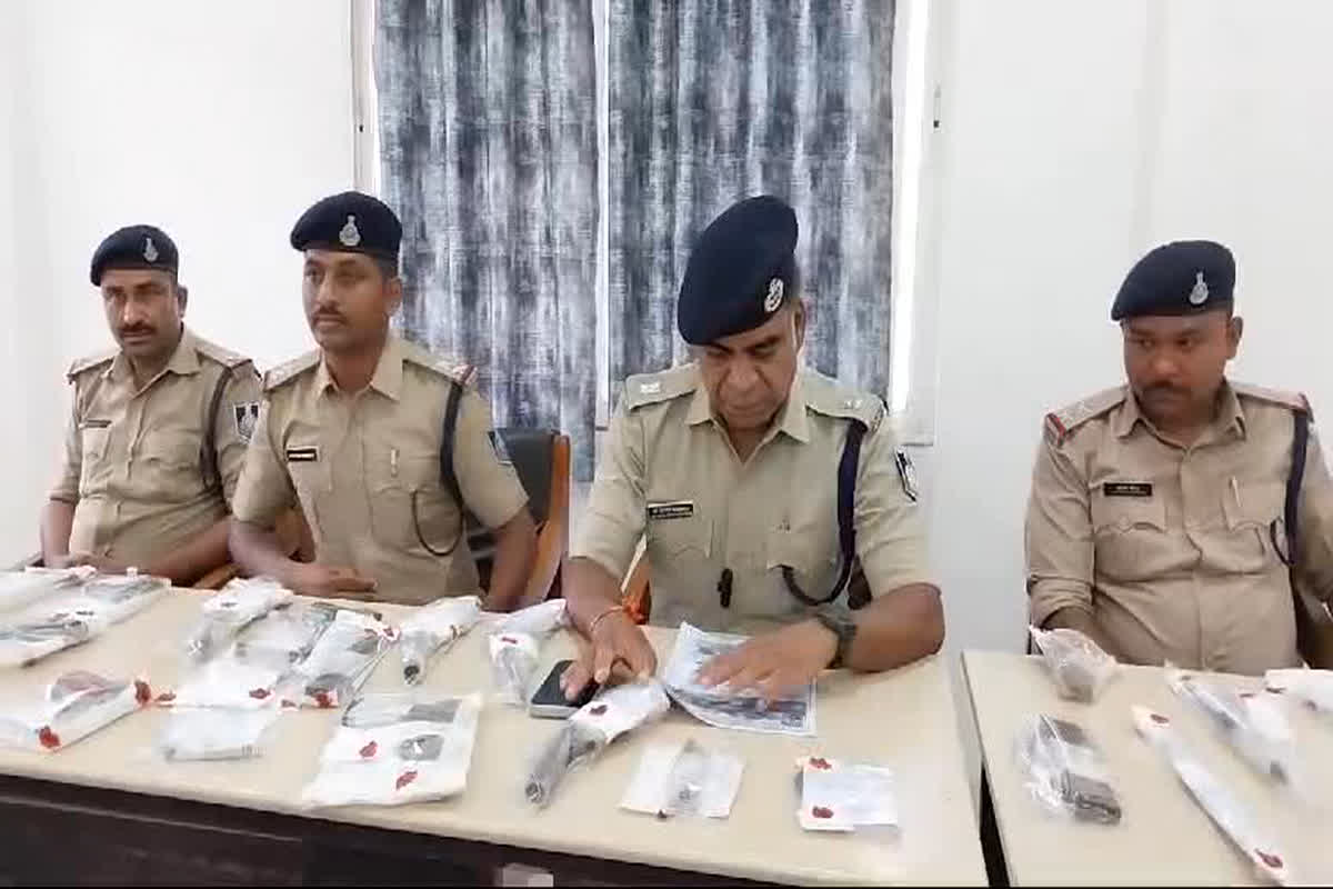 Dhar News: अवैध हथियार की फैक्ट्री में पुलिस की दबिश, लाखों के देसी कट्टे सेमत जिंदा कारतूस किए जब्त