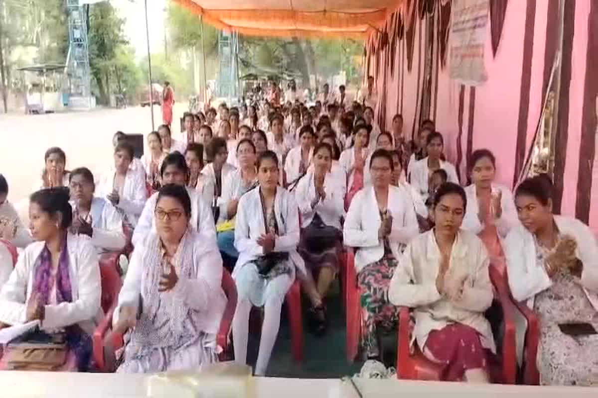 Korba News: तीन सूत्रीय मांगों को लेकर धरने पर बैठे सामुदायिक स्वास्थ्य केंद्र के कर्मचारी, कामकाज हुआ ठप्प