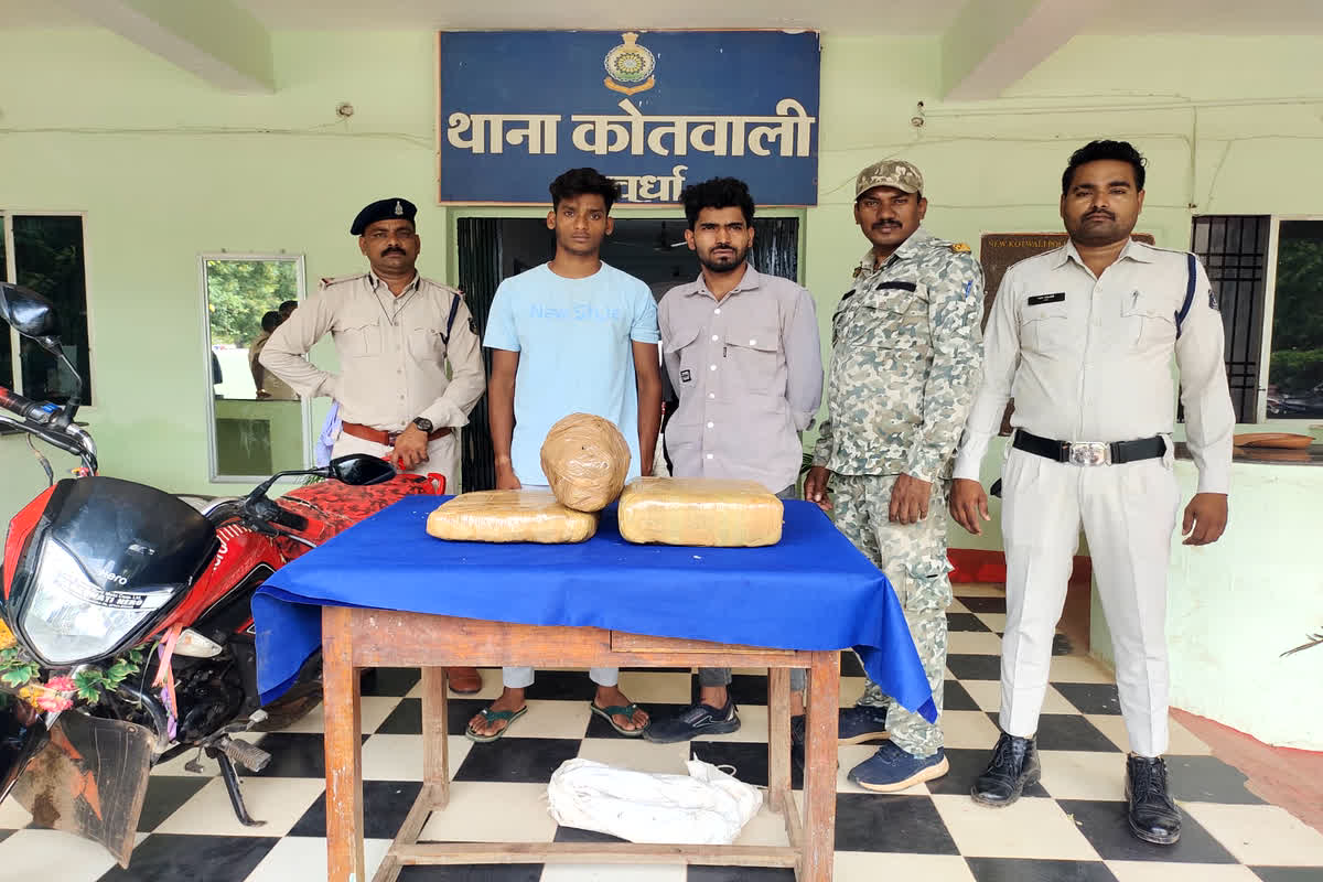 Kawardha News: नशे के खिलाफ पुलिस की बड़ी कार्रवाई, गांजा तस्करी करते आरोपी गिरफ्तार, लाखों रुपए का गांजा किया जब्त