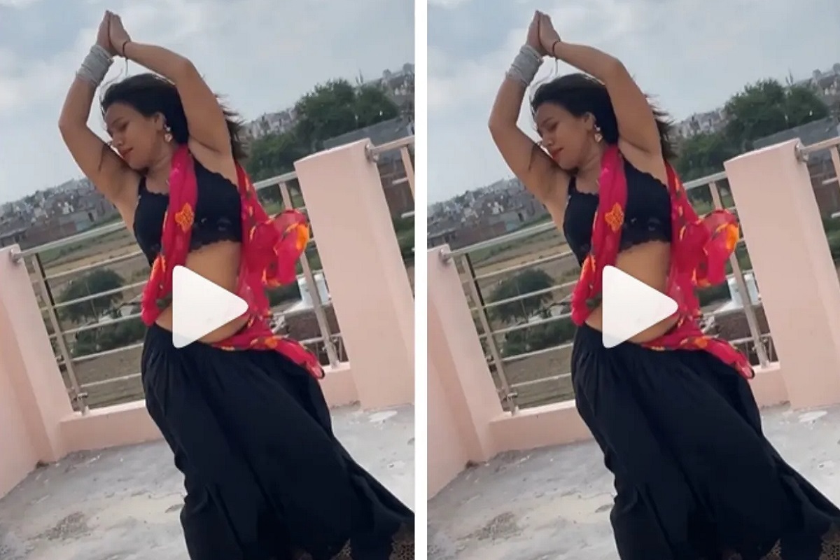 Sexy Video : मौसम बदलते ही आउट ऑफ कंट्रोल हुई देसी भाभी, छत पर चढ़कर दिखाई सेक्सी अदाएं, वीडियो हुआ वायरल