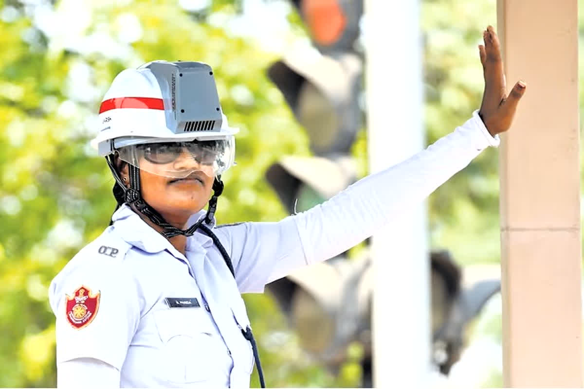 AC Helmet: तपती गर्मी से ट्रैफिक पुलिसकर्मियों को राहत दिलाएगा एसी हेलमेट, मात्र इतने रुपए में आप भी ला सकते हैं घर
