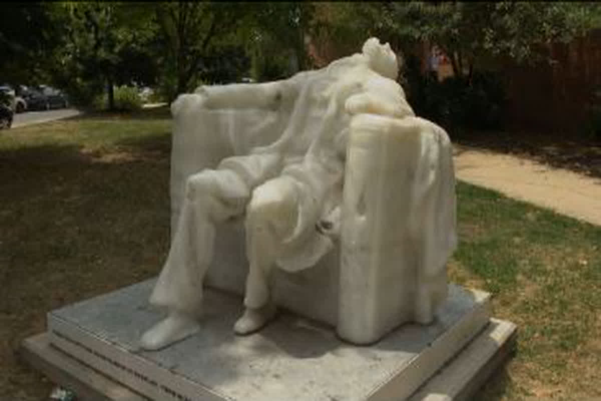 Abraham Lincoln Statue Melted: आसमान से बरसी आग, भीषण गर्मी से पिघला पूर्व राष्ट्रपति अब्राहम लिंकन का स्टैच्यू, धड़ से अलग हुआ सिर