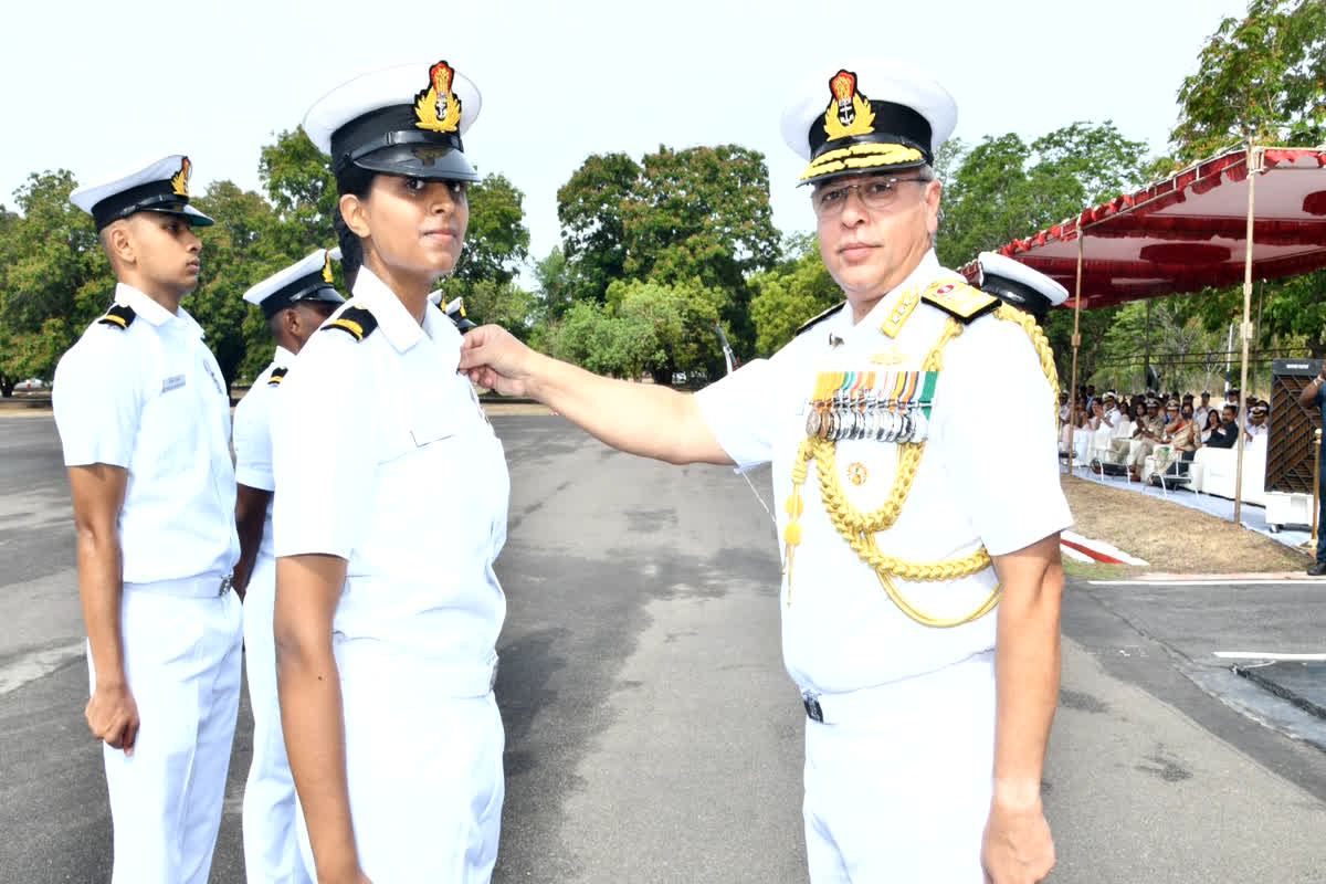 Indian Navy News : भारतीय नौसेना की पहली महिला हेलीकॉप्टर पायलट बनी अनामिका राजीव, कठिन ट्रेनिंग के बाद हासिल किया मुकाम