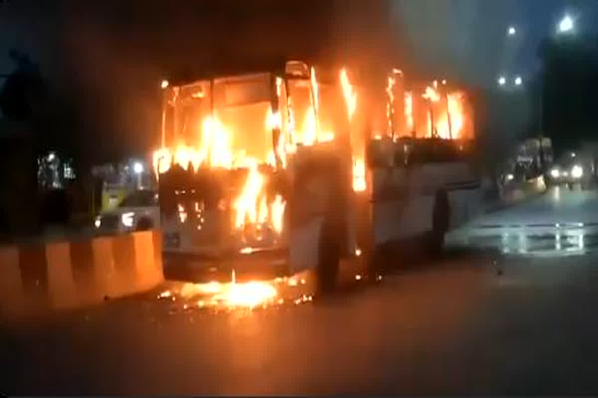 Bus Caught Fire In Kannauj : आग का गोला बनी यात्रियों से भरी बस, लोगों ने कूदकर बचाई जान, हुआ ये बड़ा नुकसान