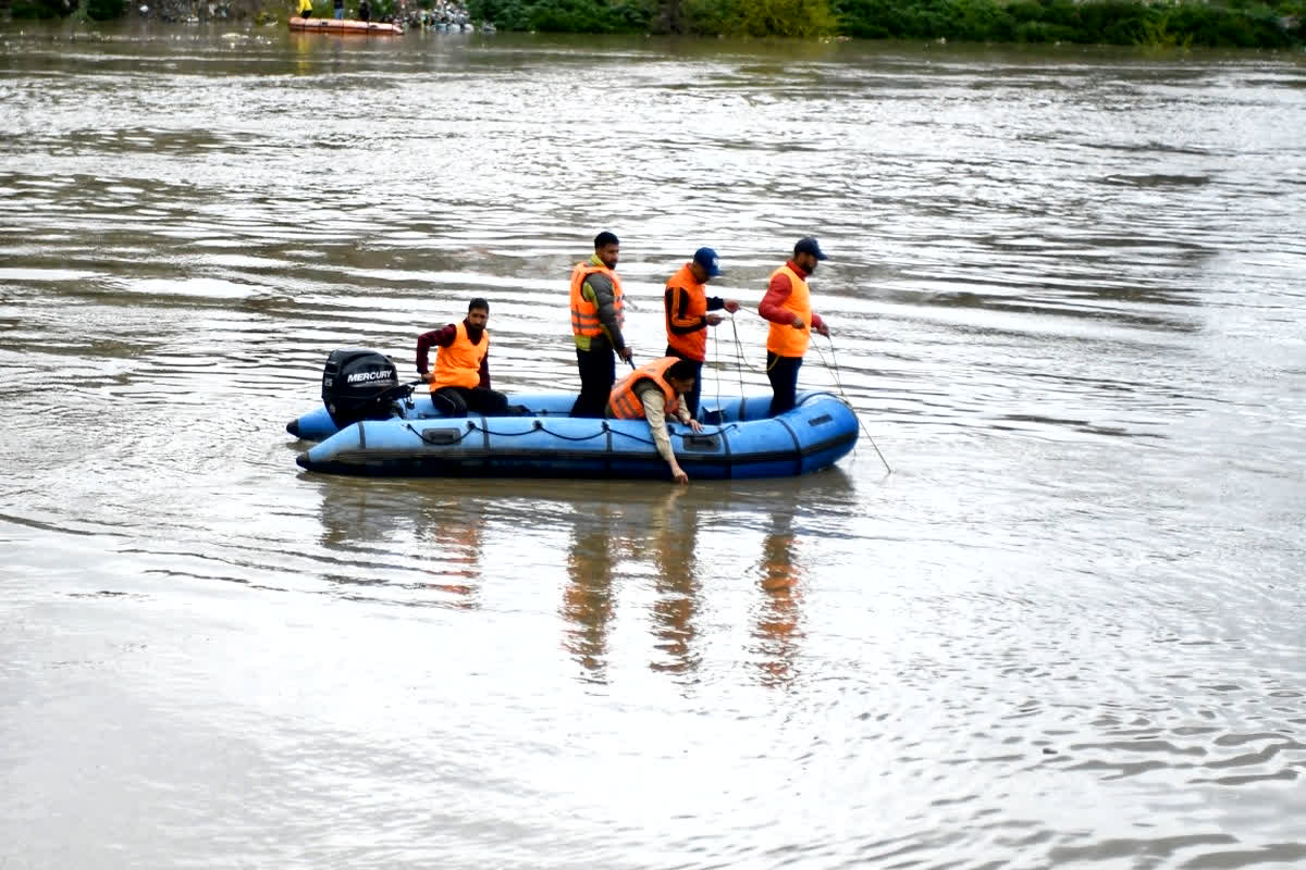 Boat Accident: बड़ा हादसा… नदी पार करते समय पलटी नाव, 20 लोगों की मौत, रेस्क्यू जारी