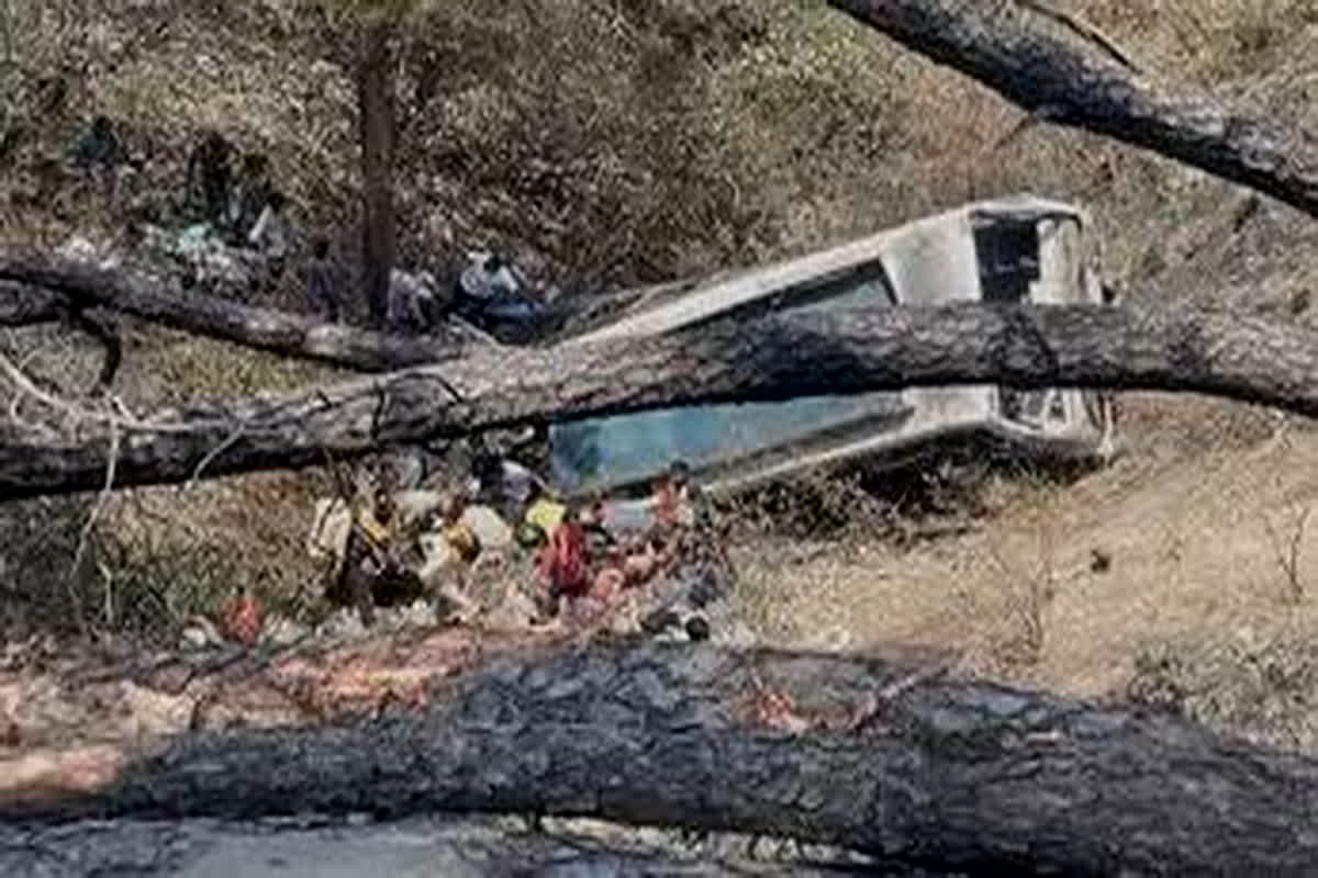 UP Bus Accident: मंदिर दर्शन कर लौट रहे श्रद्धालुओं की बस पलटी, हादसे में 2 लोगों की मौत, 30 गंभीर रुप से हुए घायल