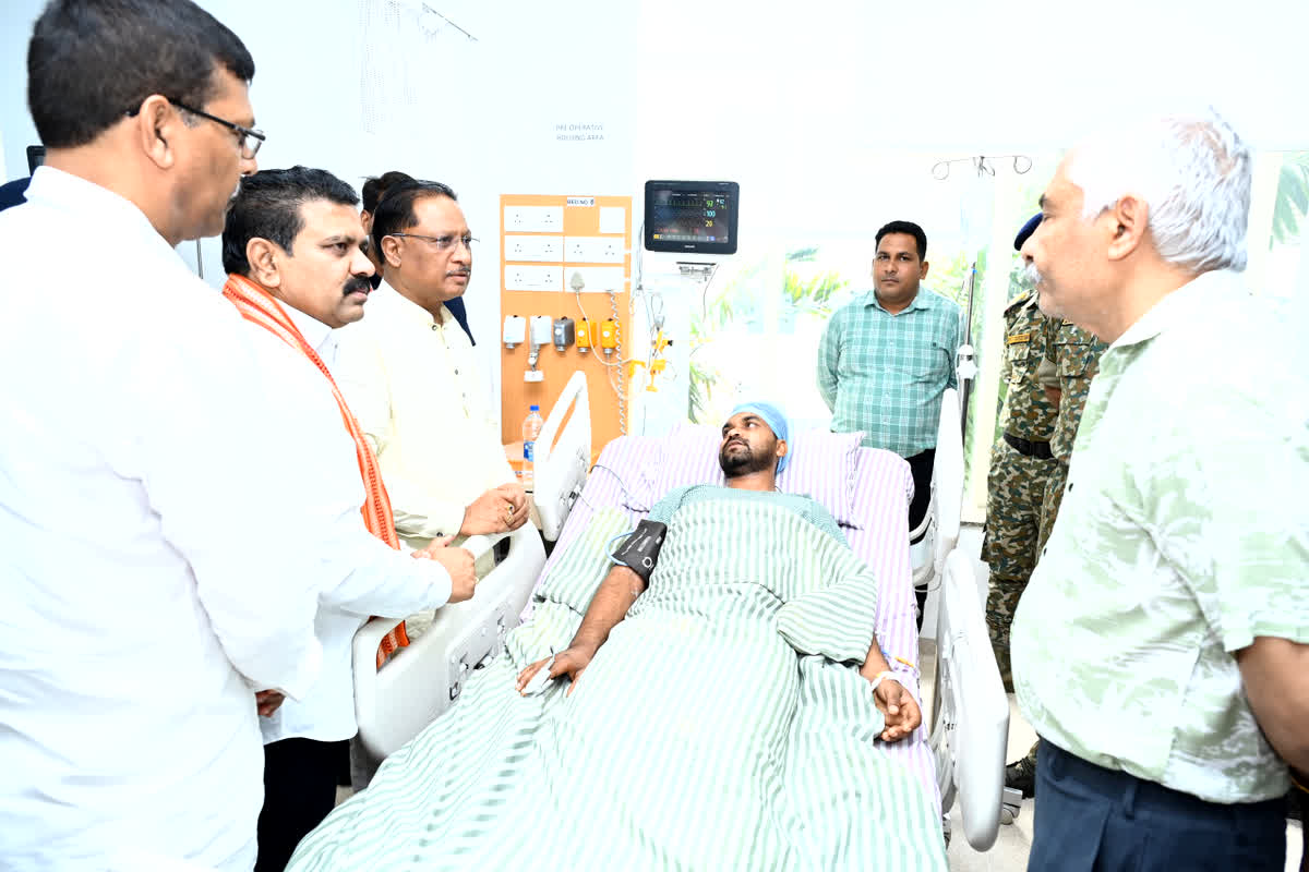 CM Vishnu deo Sai Meets injured Jawan: ‘ठीक होते ही कहर बनकर टूटूंगा नक्सलियों पर’ मुठभेड़ में घायल जवान के बुलंद हौसले को देखकर गदगद हुए सीएम साय