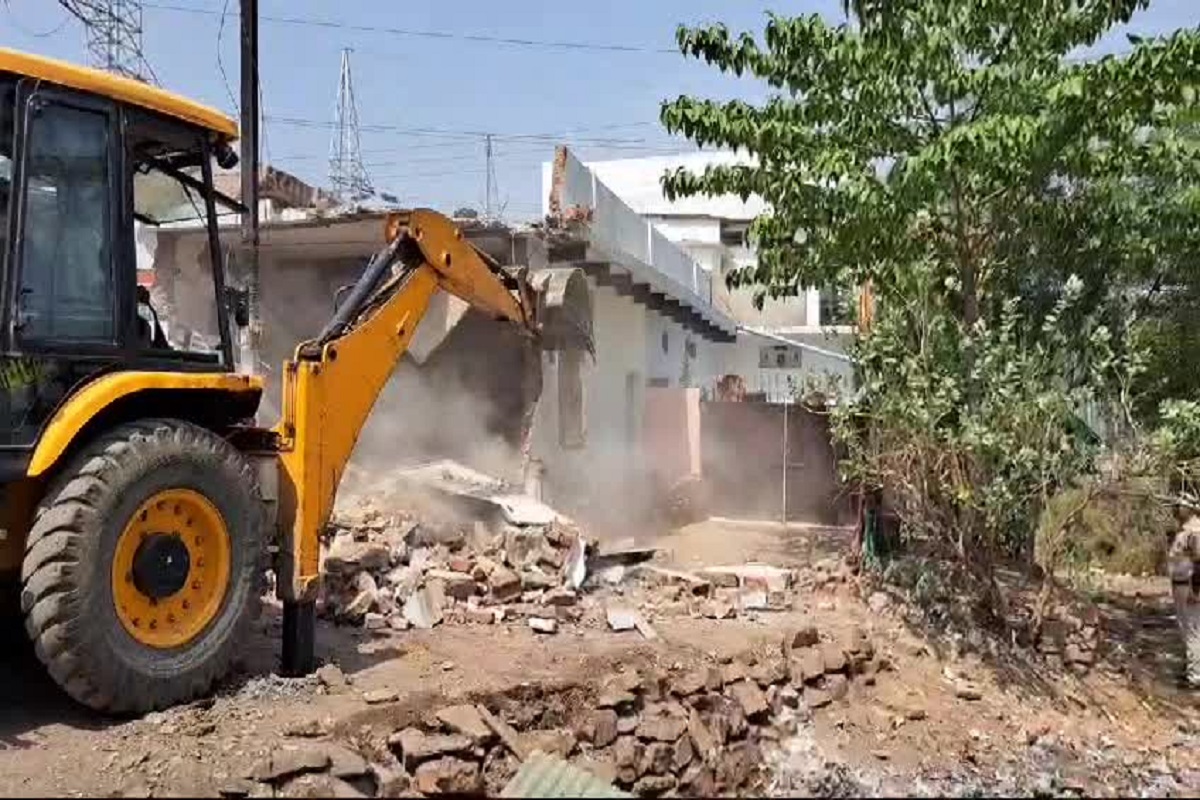 Bulldozer Action On Liquor Shop: शराब के ठेके पर चला प्रशासन का बुलडोजर, मदिरा प्रेमियों में मचा हड़कंप, जानें वजह