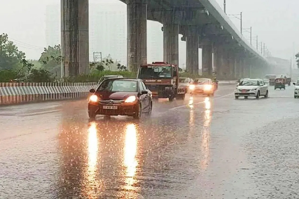 Delhi Rain Updates: भारी बारिश से दिल्ली अस्त-व्यस्त, सांसदों भी हो गए परेशान, इस नेता ने तो कर दी नाव की मांग