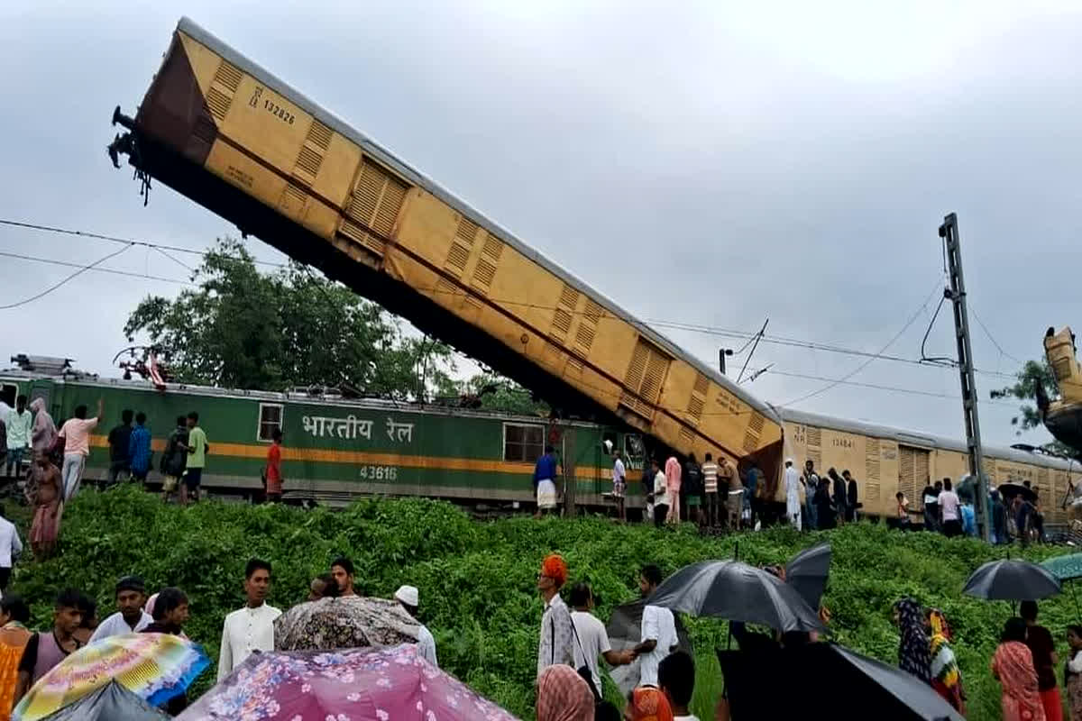 Kanchanjungha Express Accident : कंचनजंगा एक्सप्रेस हादसे के बाद रेलवे ने जारी किया हेल्पलाइन नंबर, घटनास्थल के लिए रवाना हुए मंत्री अश्विनी वैष्णव