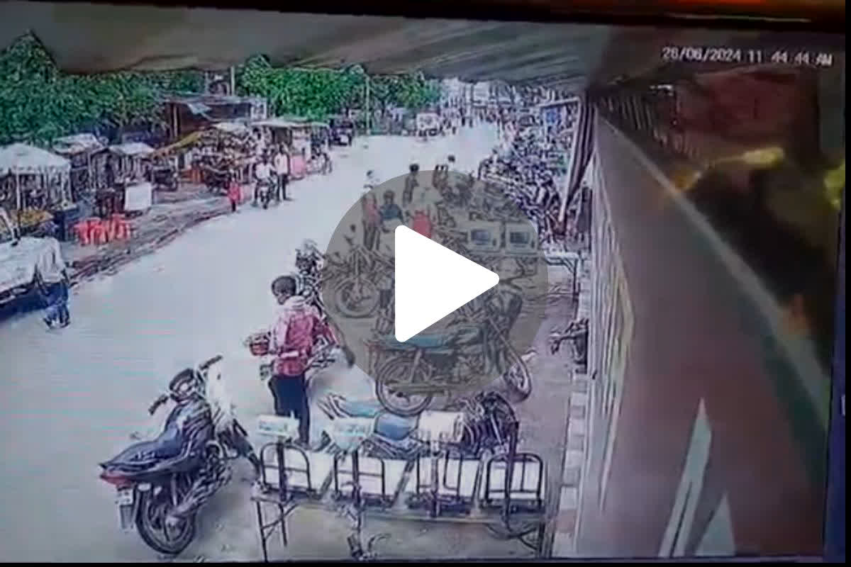 Gaurela Pendra Murder Video: गौरेला-पेंड्रा में दिनदहाड़े लड़की की हत्या.. भीड़भाड़ वाले इलाके में धारदार हथियार से उतारा मौत के घाट, आप भी देखें दिलदहला देने वाला..