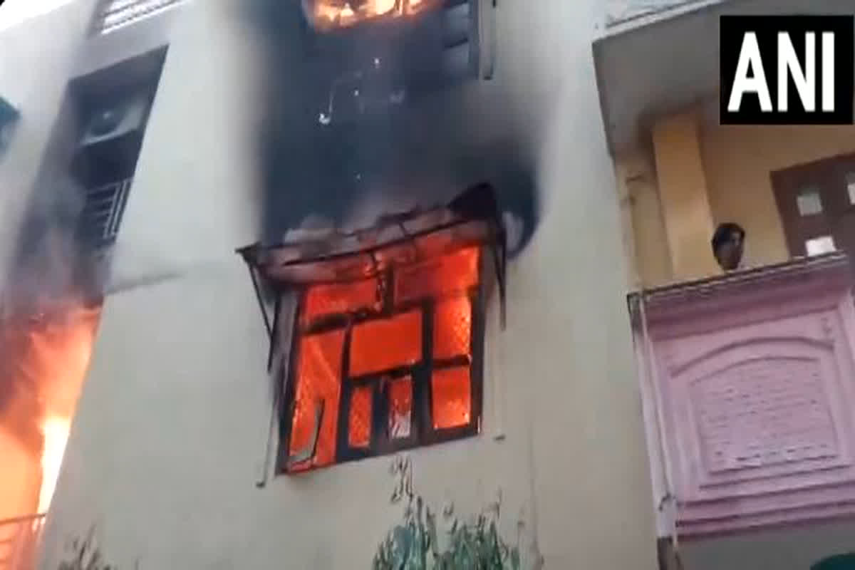 Ghaziabad AC Blast: एसी ब्लास्ट की सामने आई एक और घटना, धमाके के साथ फटा AC, धू-धू कर जली बिल्डिंग
