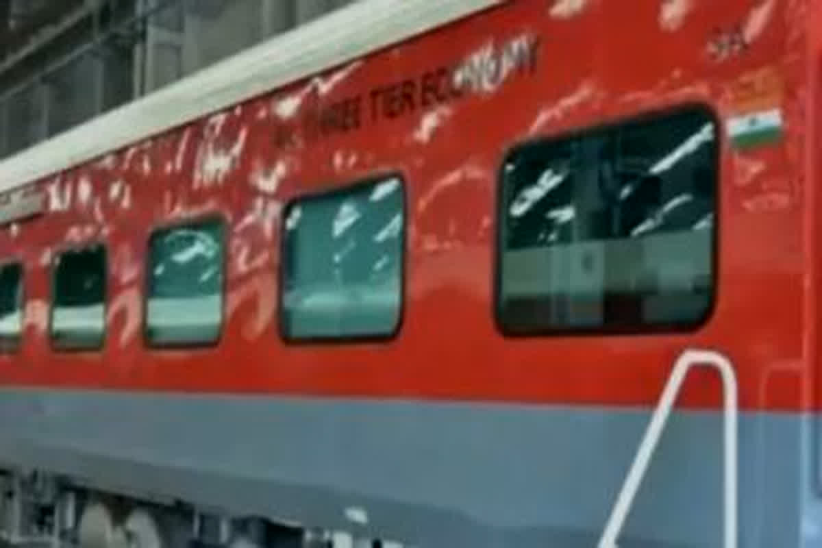 Army Jawan Urinates In Train: सेना के जवान ने चलती ट्रेन में महिला के साथ कर दी शर्मनाक हरकत, पीड़ित ने सीधे रेल मंत्री से की शिकायात