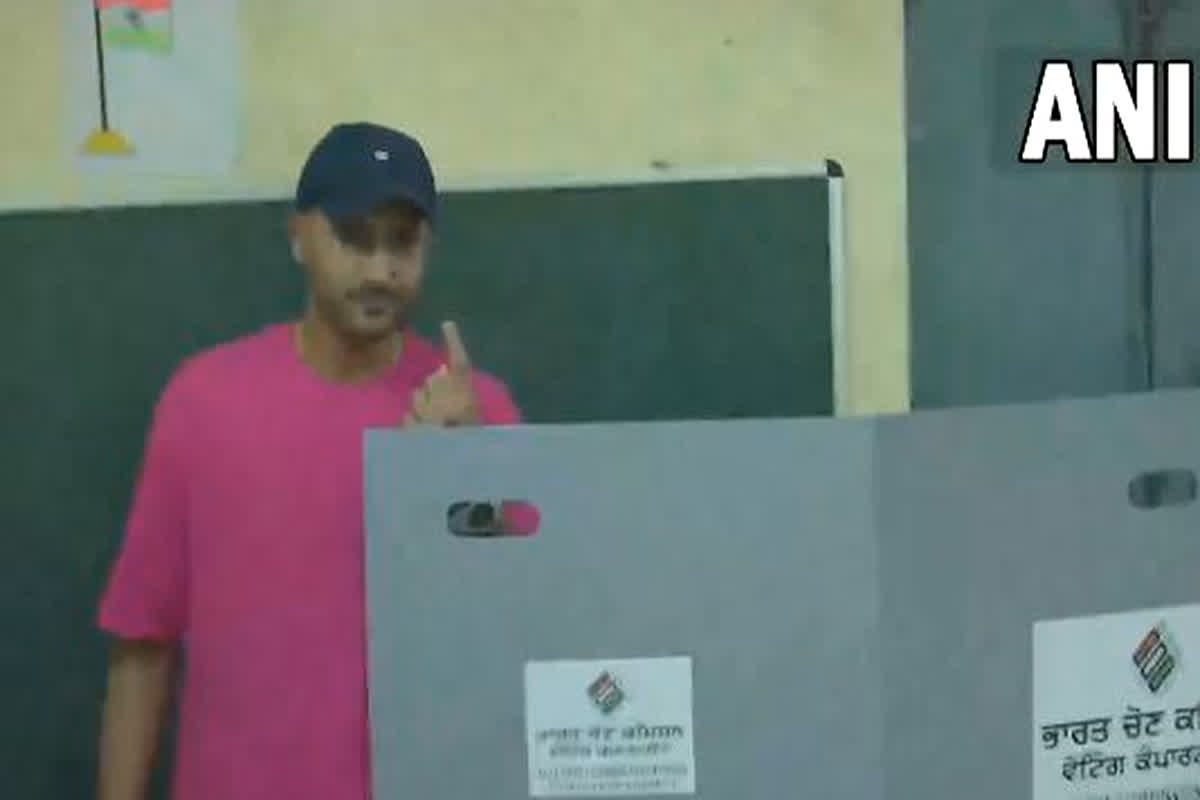 Lok Sabha Election 2024 Live Update: पूर्व क्रिकेटर हरभजन सिंह ने डाला वोट, कहा-‘मैं चाहता हूं जालंधर में सबसे ज्यादा पोलिंग हो’