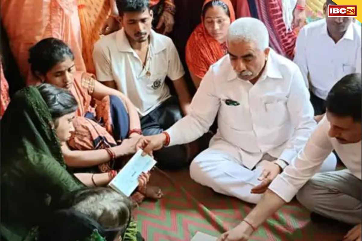 IED Blast in Sukma: शहीद 2 जवानों के परिवार को योगी सरकार ने सौंपा 50-50 लाख रुपये का चेक.. सुकमा में नक्सलियों ने ट्रक को बनाया था निशाना