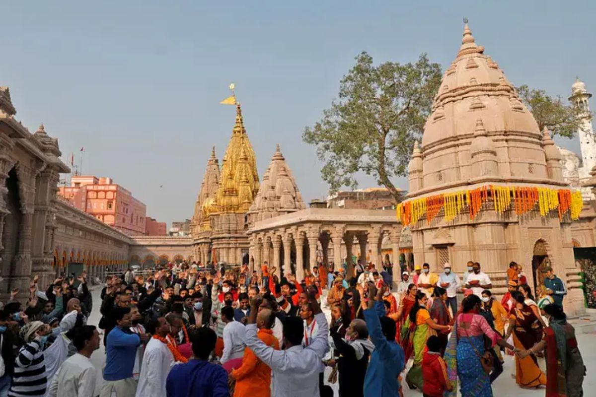 Kashi Vishwanath Drashan Booking: सावन में लग सकता हैं शिवभक्तों को झटका.. महंगे हो सकते हैं बाबा विश्वनाथ के दर्शन… बंद है ऑनलाइन बुकिंग..